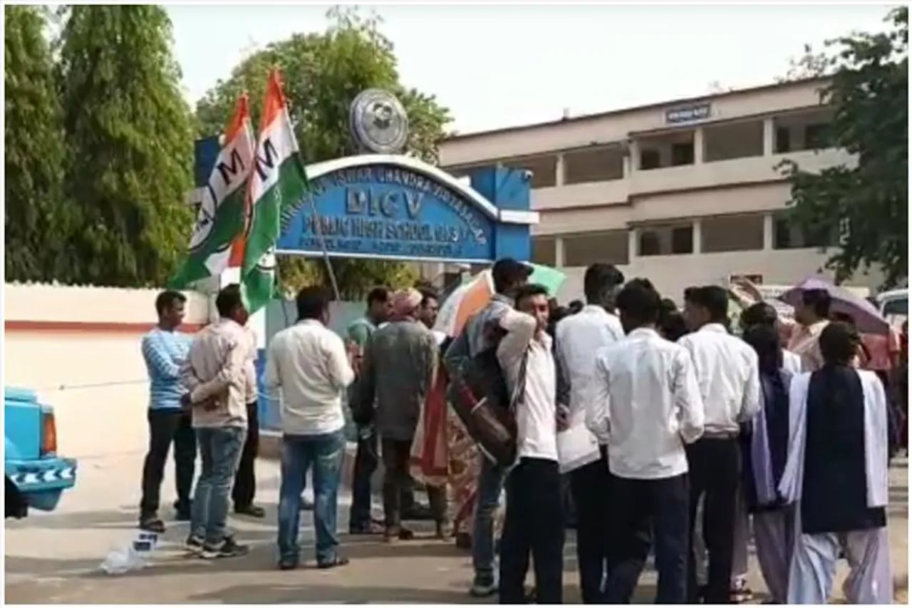 দলীয় পতাকা নিয়ে পরীক্ষার্থীদের শুভেচ্ছা জানাতে গিয়ে বিতর্কে তৃণমূল