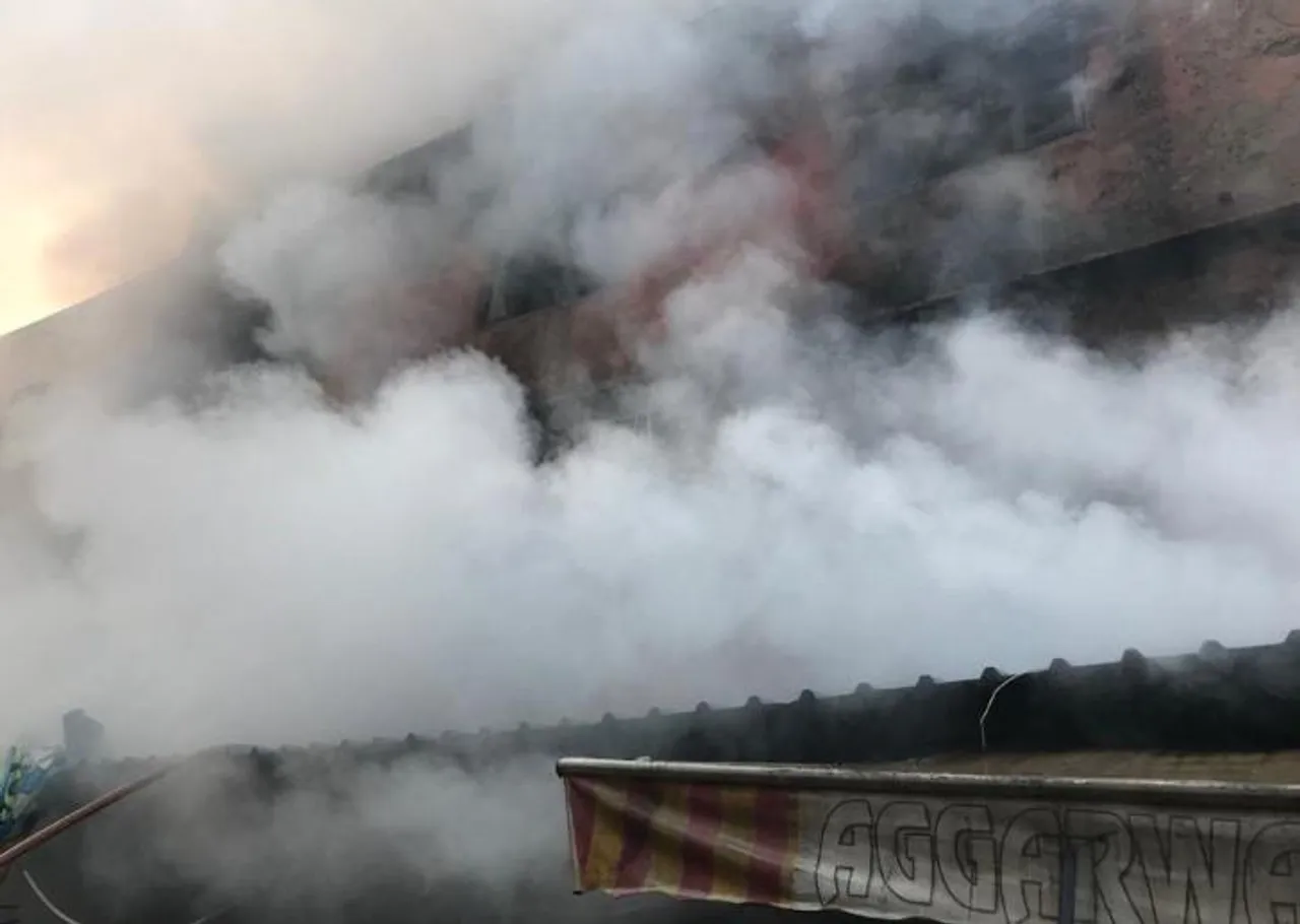 ভয়াবহ আগুন দিল্লিতে, ঘটনাস্থলে দমকলের ইঞ্জিন