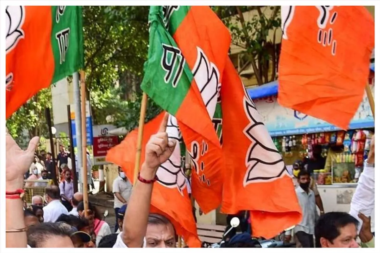 হইহই কাণ্ড, নিজের হাতে চেক বিলি করছেন মন্ত্রী