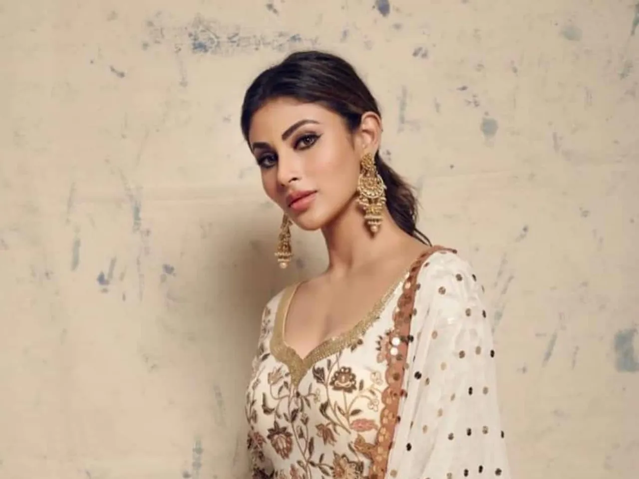 নিজেই বিয়ের কথা স্বীকার করলেন মৌনি