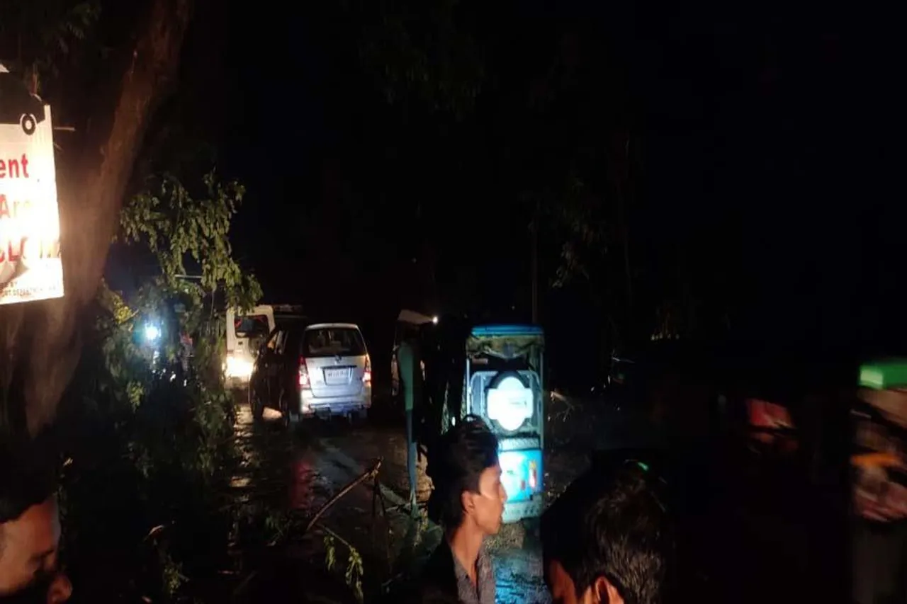 প্রবল ঝড় বৃষ্টি