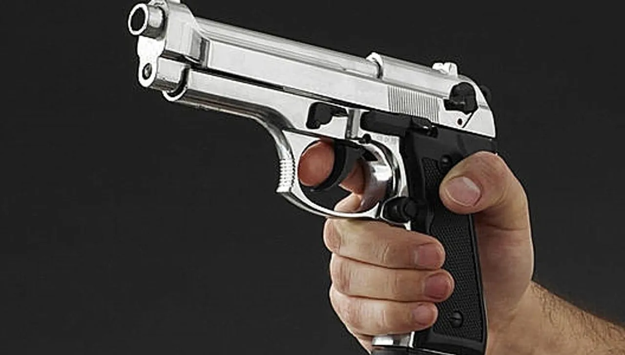 পেট্রোল পাম্পে বন্দুক দেখিয়ে লুঠ, সিসিটিভি ফুটেজে ধরা পড়ল ছবি