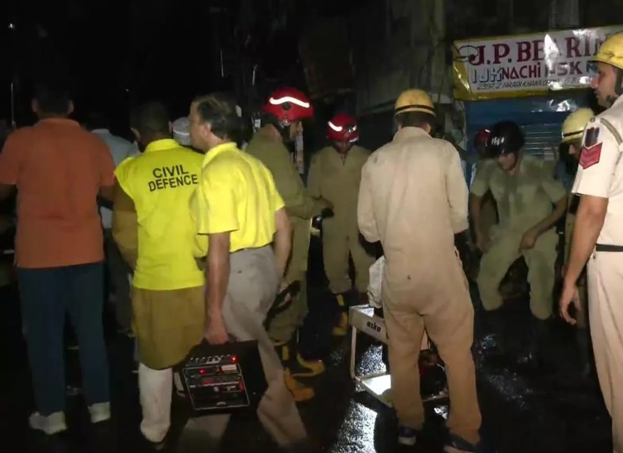 দিল্লির লাহোরি গেট এলাকায় ভেঙে পড়ল বহুতল, আহত ৫