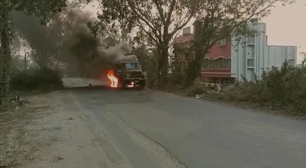 রাস্তার উপর চলন্ত ট্রাকে আগুন, জখম চালক