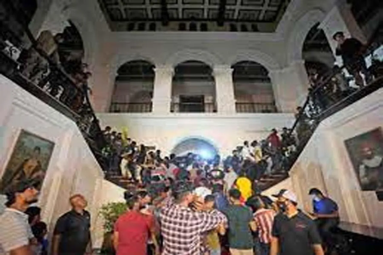 রাষ্ট্রপতির হেঁসেল থেকে খাদ্য ও পানীয় পান করছেন বিক্ষোভকারীরা, দেখুন ভিডিও