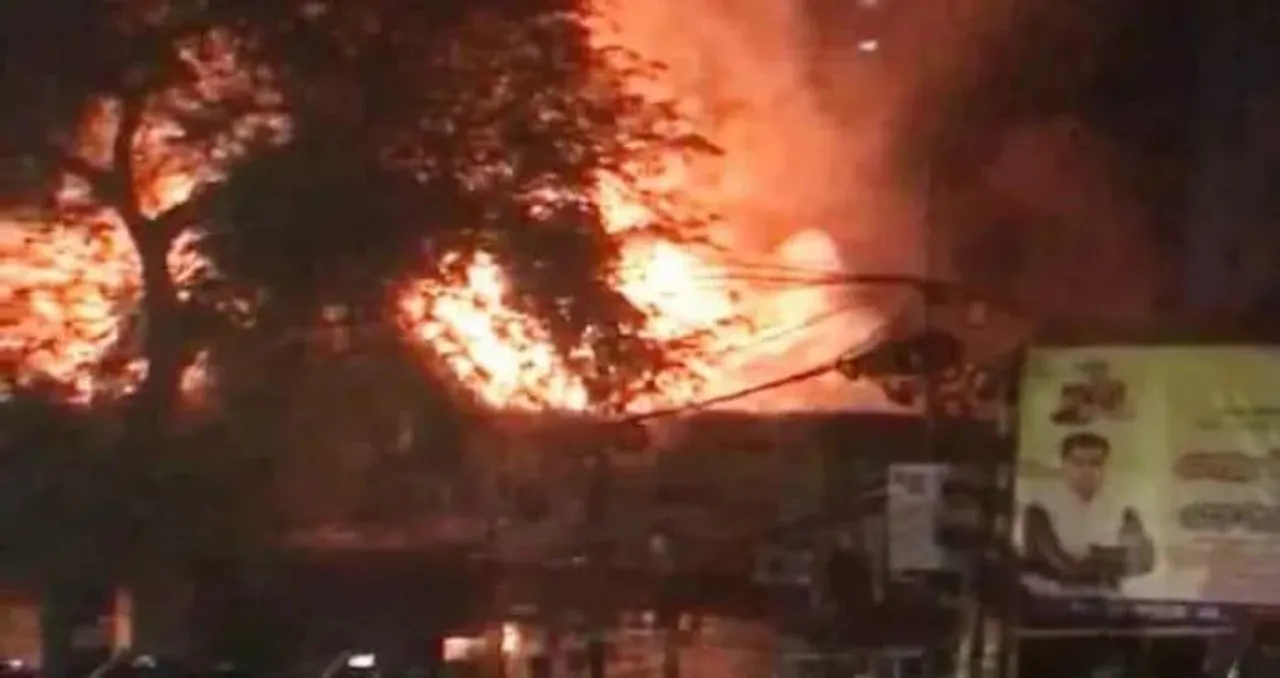 ঢাকার নীলক্ষেত শাহজালাল মার্কেটের বইয়ের দোকানে ভয়াবহ অগ্নিকাণ্ড