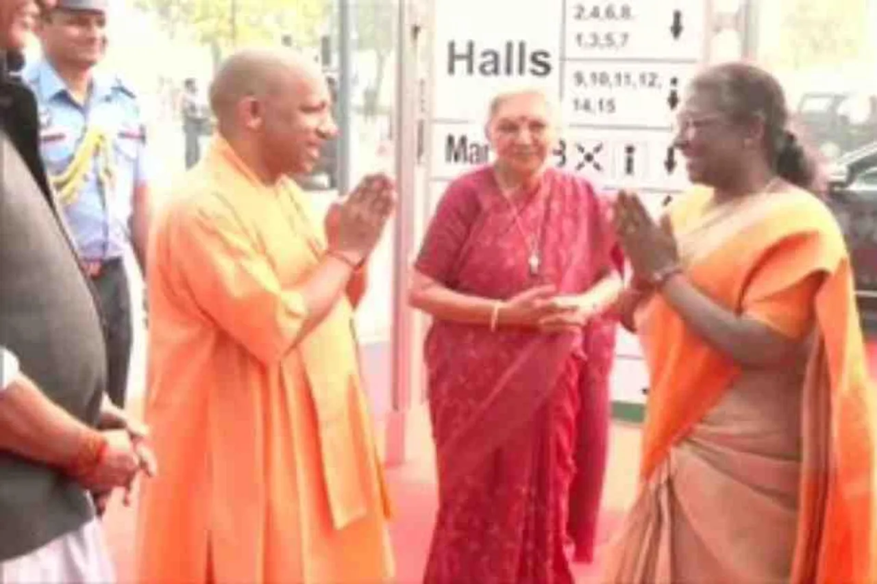 উত্তরপ্রদেশে দ্রৌপদী মুর্মুকে স্বাগত জানালেন যোগী আদিত্যনাথ