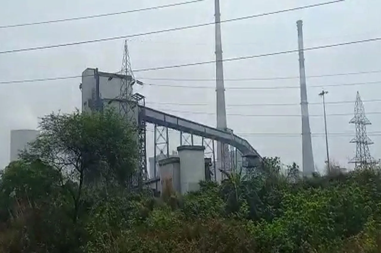 বিষাক্ত ছাই উড়ে বেড়াচ্ছে