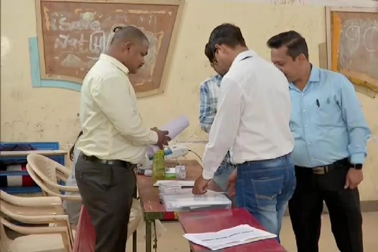 একনাথ শিন্ডে ও উদ্ধব ঠাকরের বিরোধের মধ্যেই আজ উপনির্বাচন মহারাষ্ট্রে