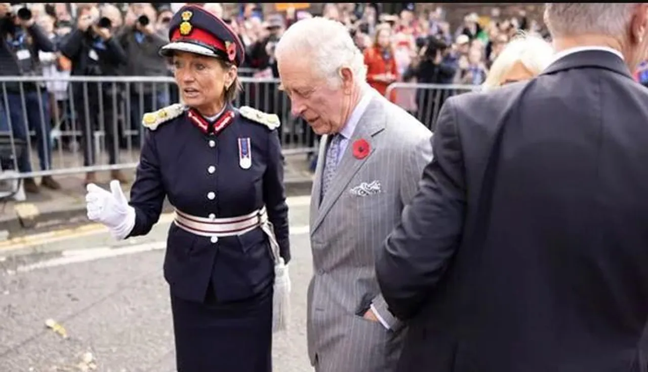 রাজা চার্লসকে দেখে ডিম ছুঁড়লেন যুবক, তারপর.. দেখুন ভিডিও