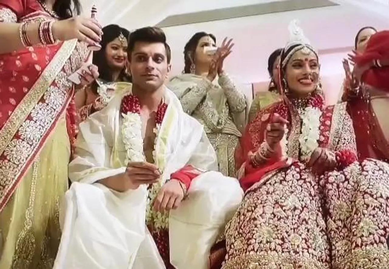 বেবি বাম্প প্রকাশ্যে আনলেন বিপাশা দেখুন