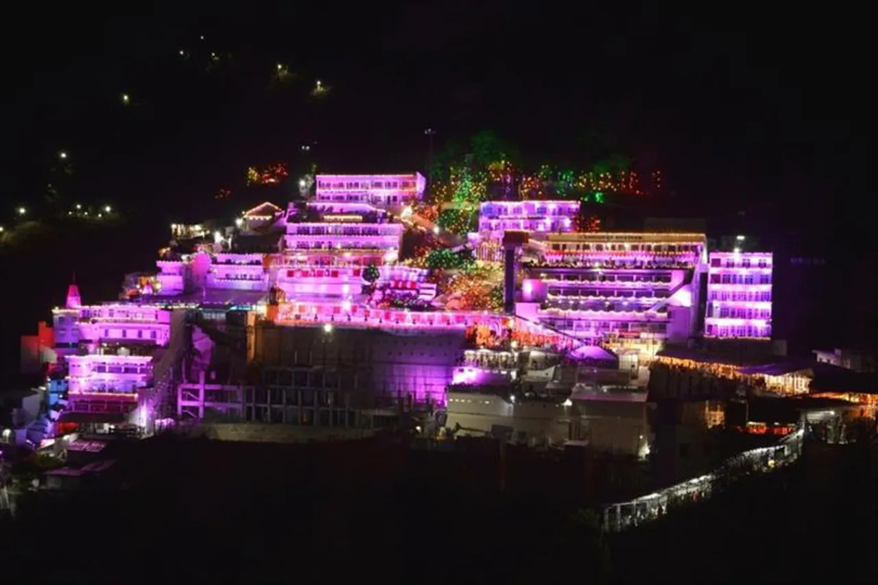 নবরাত্রিতে দর্শনার্থীদের স্বাগত জানাতে সেজে উঠেছে বৈষ্ণো দেবী মন্দির