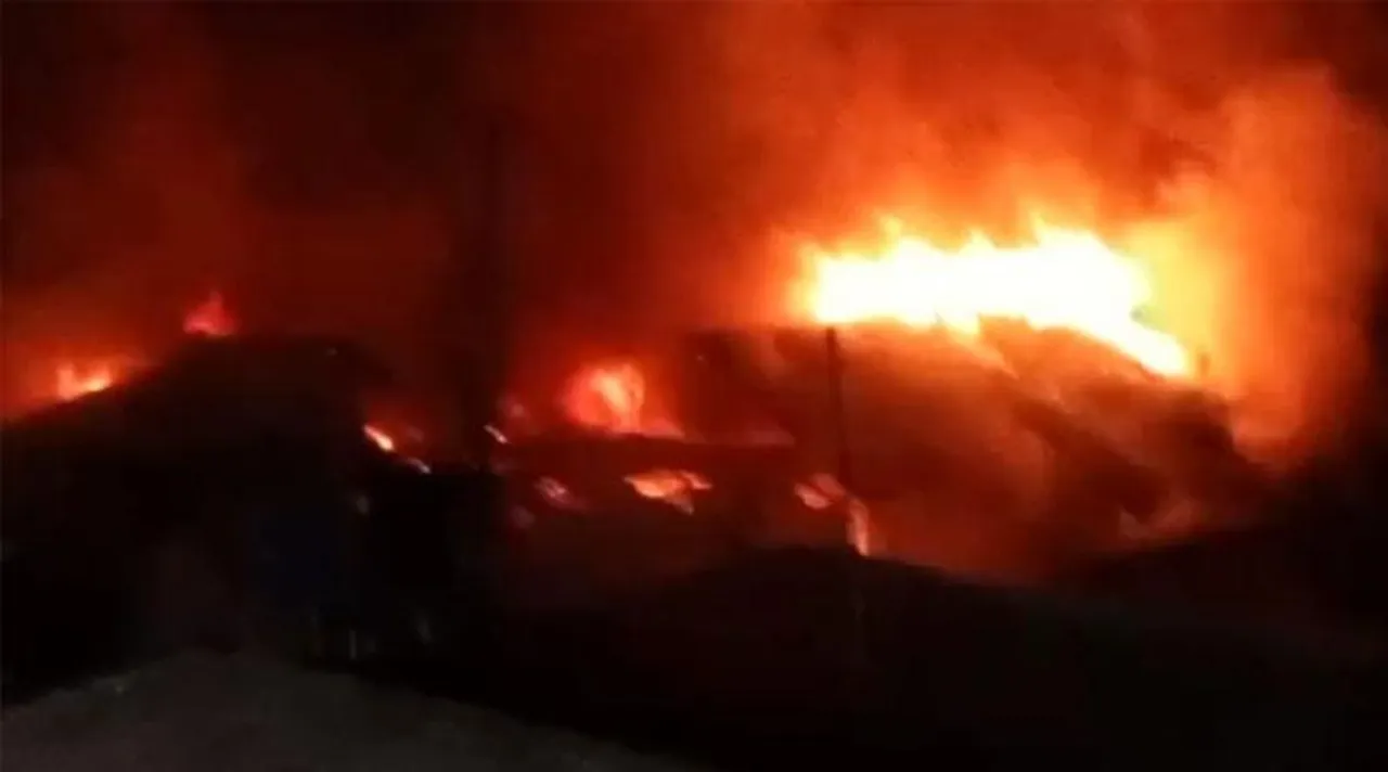 পারিবারিক অশান্তির জেরে বাড়িতে আগুন!