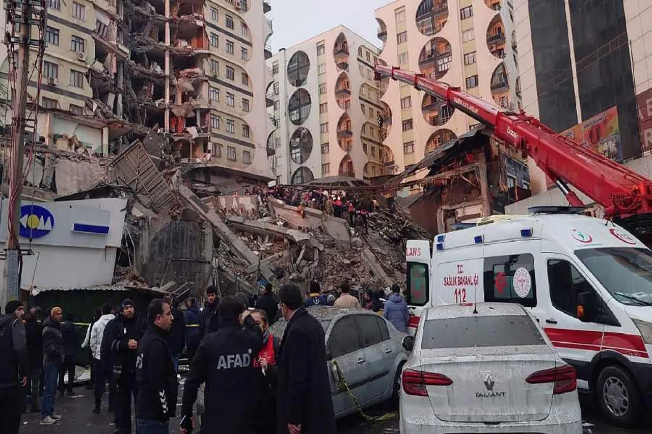 তুরস্ক-সিরিয়া ভূমিকম্প: ভেঙে পড়ছে বিশাল ভবন, দেখুন ভয়াবহ ভিডিও