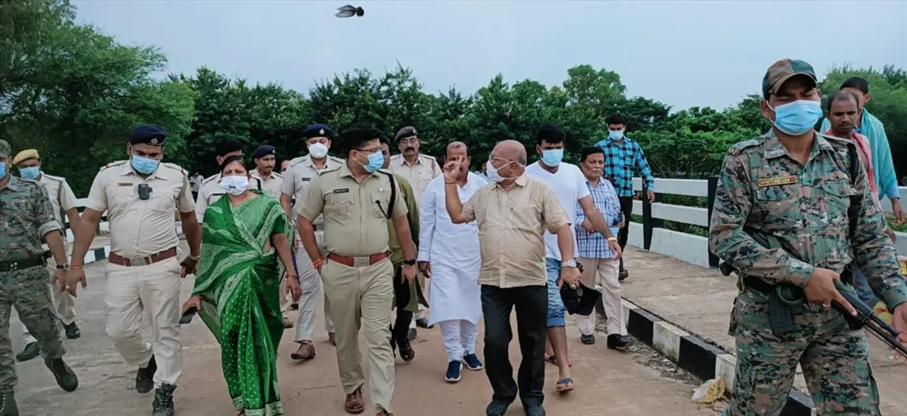 সবংয়ে বন্যা কবলিত এলাকা পরিদর্শন করলেন পুলিশ সুপার দীনেশ কুমার