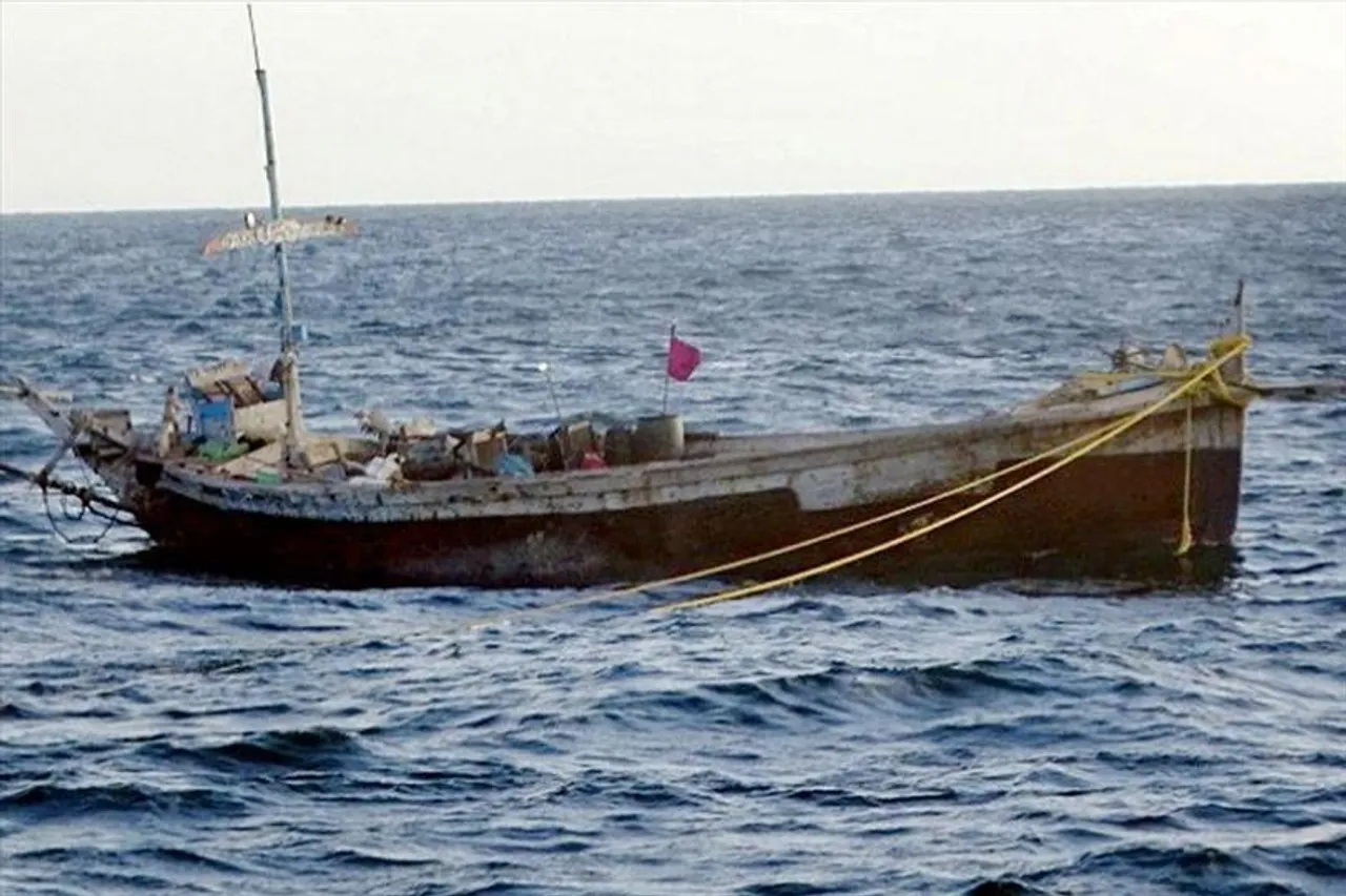 ৫টি মাছ ধরার নৌকা সমেত আটক পাক নাগরিক