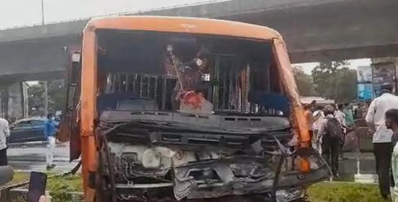 মিনি বাস ও ট্যাঙ্কারের মুখোমুখি সংঘর্ষে গুরুতর আহত 8