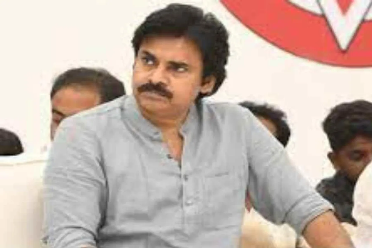 জনসেনা পার্টির মুখ্যের দরজায় পুলিশ