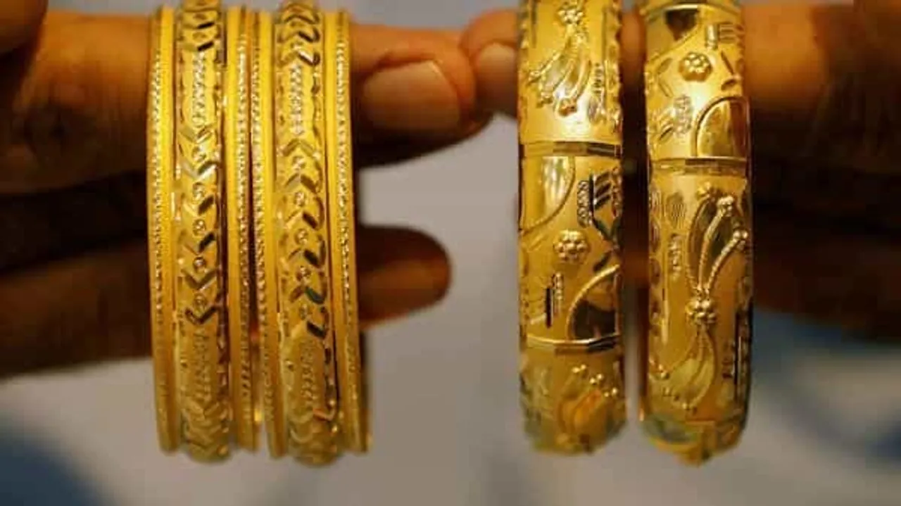 সোনার চেনে কাটল ইঞ্জেকশনের ভয়