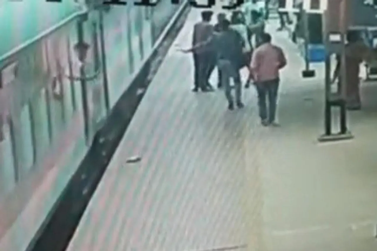 RPF-এর তৎপরতায় মৃত্যুর মুখ থেকে ফিরলেন বাবা ও মেয়ে