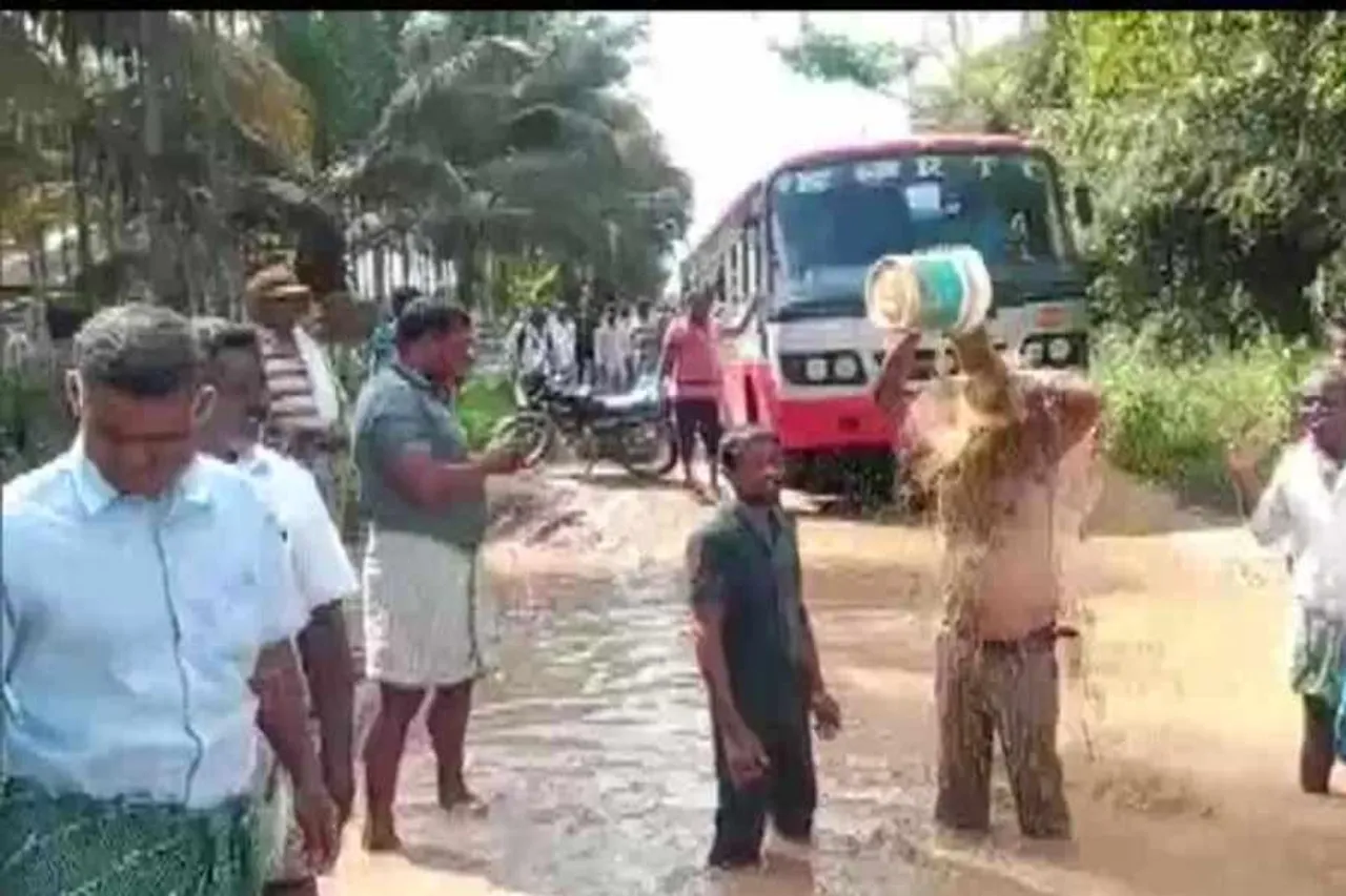 রাস্তার খারাপ অবস্থার বিরুদ্ধে অভিনব প্রতিবাদে