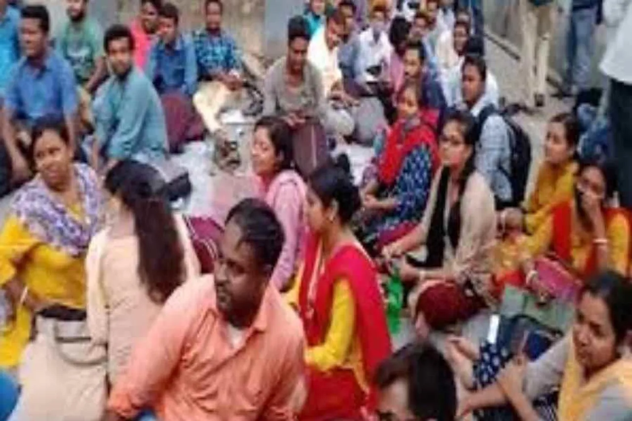 ২০ ঘণ্টা পার করল টেট উত্তীর্ণদের ধর্ণা