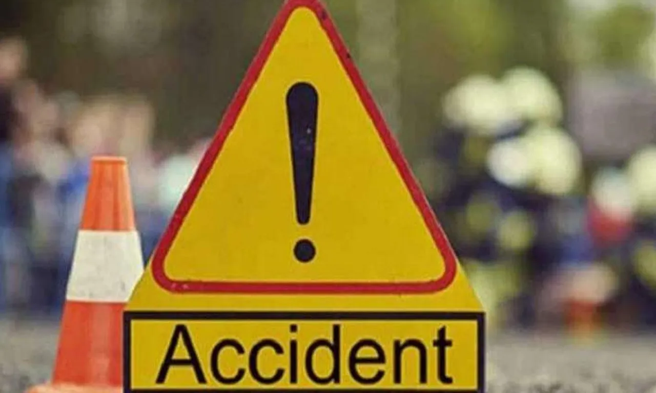 যশোর রোডে ভয়াবহ বাস দুর্ঘটনা, আহত ১২