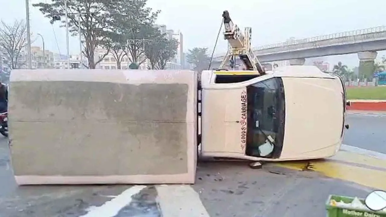 বিশ্ববাংলা গেটের সামনে দুর্ঘটনা, আহত ১