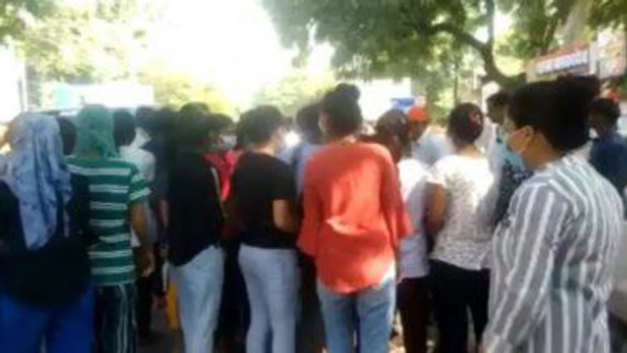 এবার কানপুর, ছাত্রী আবাসনের বাথরুমের ছবি তুলতে গিয়ে হাতেনাতে ধরা পড়ল স্যানিটারি কর্মী