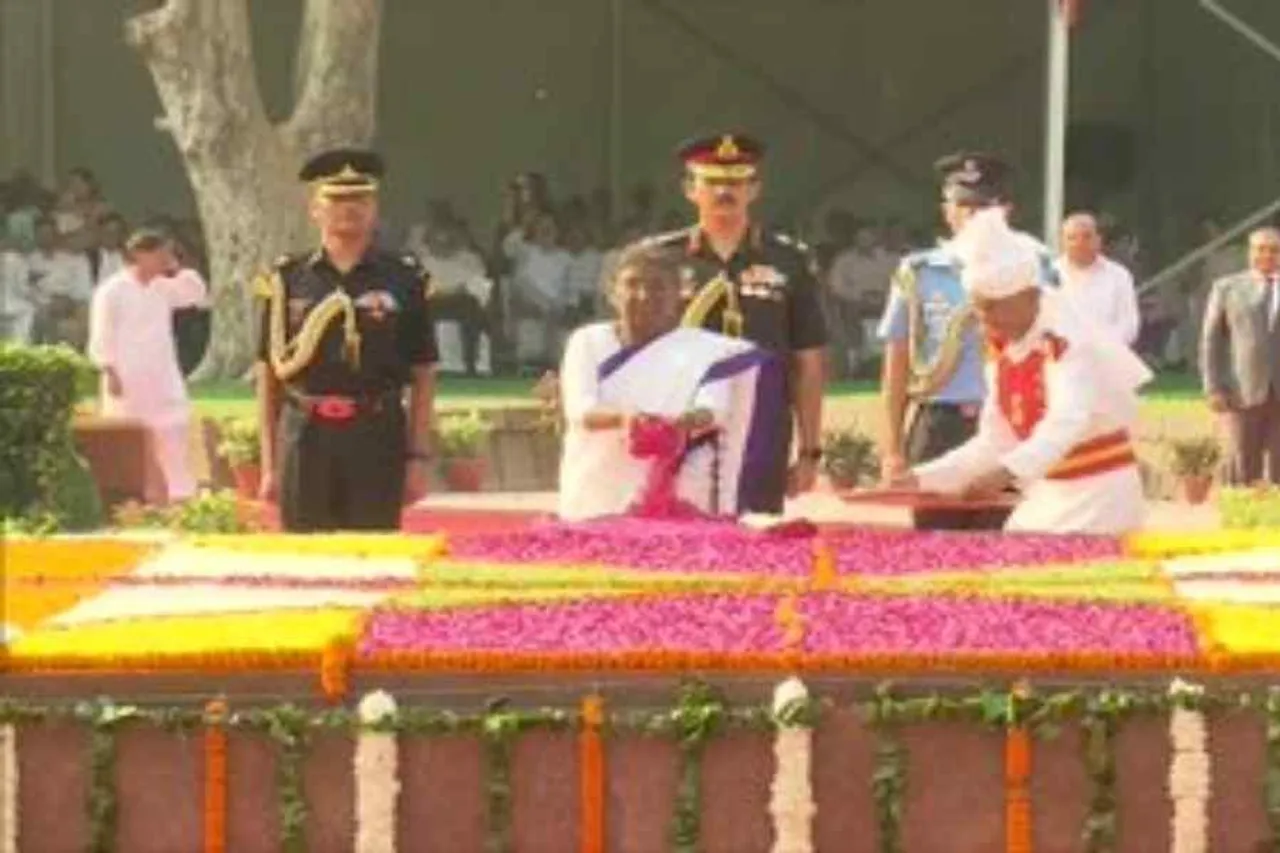 লাল বাহাদুর শাস্ত্রীর জন্মবার্ষিকীতে তাকে শ্রদ্ধা জানালেন রাষ্ট্রপতি দ্রৌপদী মুর্মু