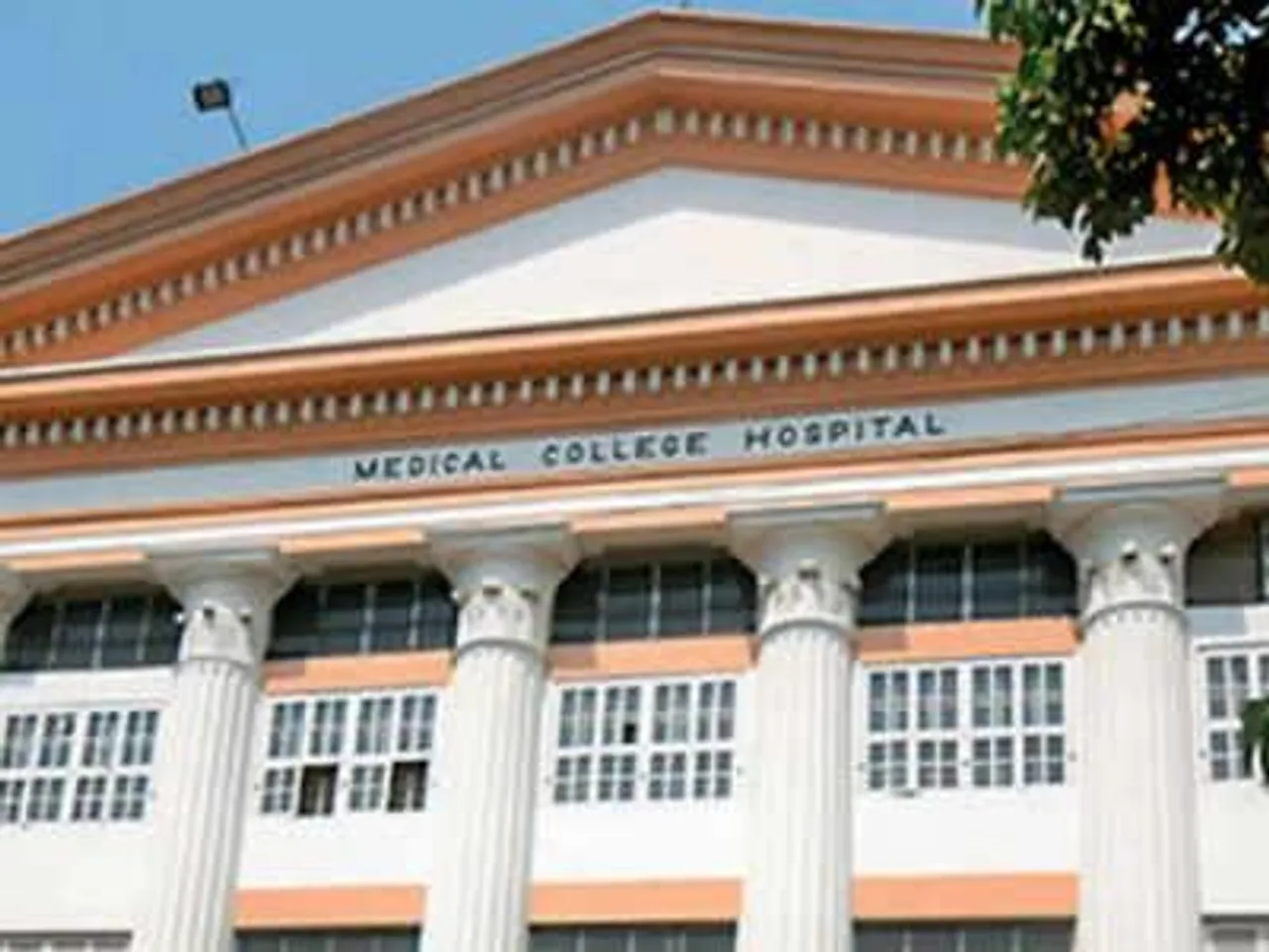 কলকাতা মেডিক্যাল কলেজের অ্যাকাডেমিক বিল্ডিংয়ের আগুন নিয়ন্ত্রণে