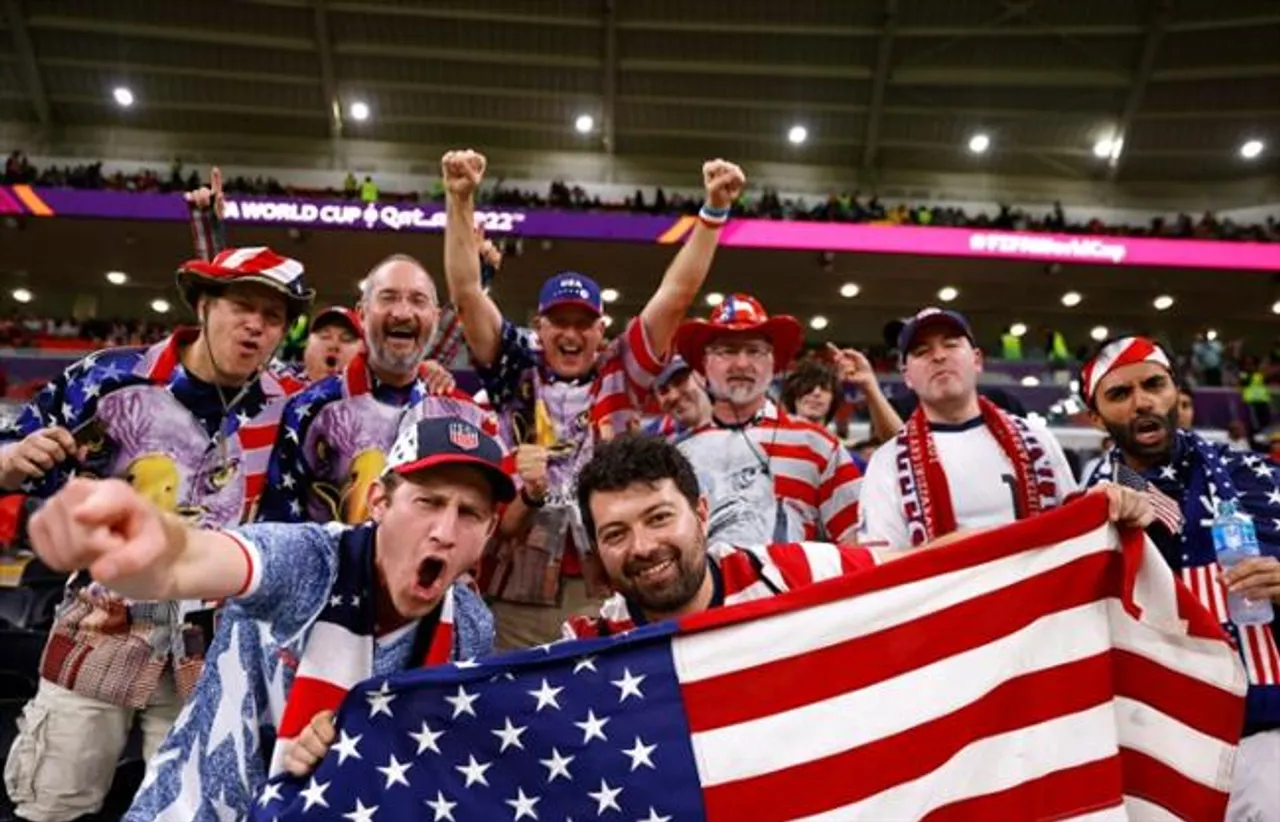 ওয়েলস এবং মার্কিন ভক্তরা উচ্চস্বরে অভ্যর্থনা জানাচ্ছে