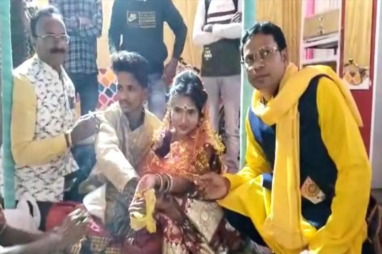 গণ বিবাহের আসর দেখে হতবাক জঙ্গলমহলবাসী