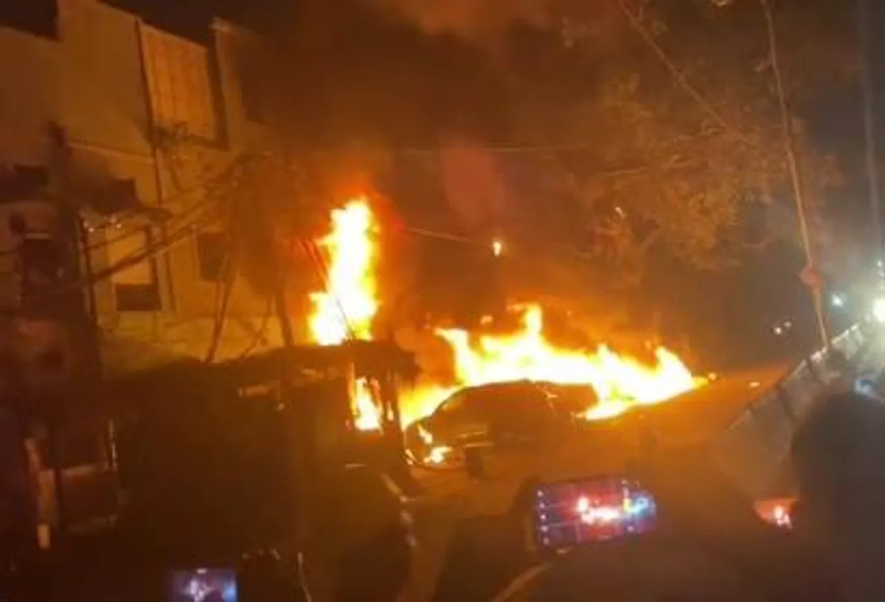 দিল্লির সদর বাজার এলাকার টুটি চকের কাছে ৫-৬টি গাড়িতে আগুন