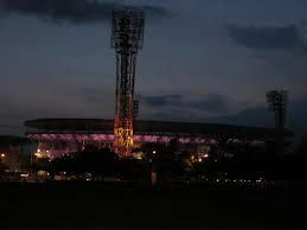 রাতের কড়াকড়িতে ছাড়!