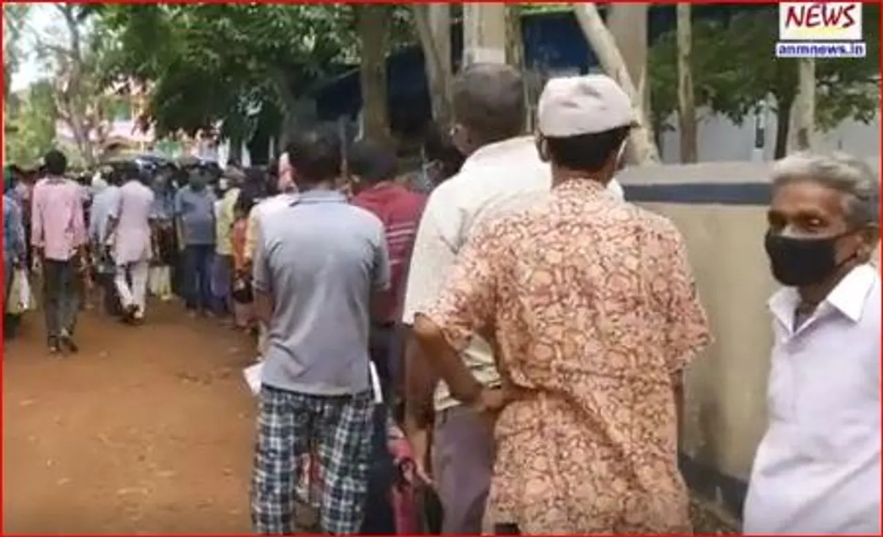 ভ্যাকসিন নেওয়ার জন্য দীর্ঘ লাইন, শিকেয় দূরত্ব বিধি