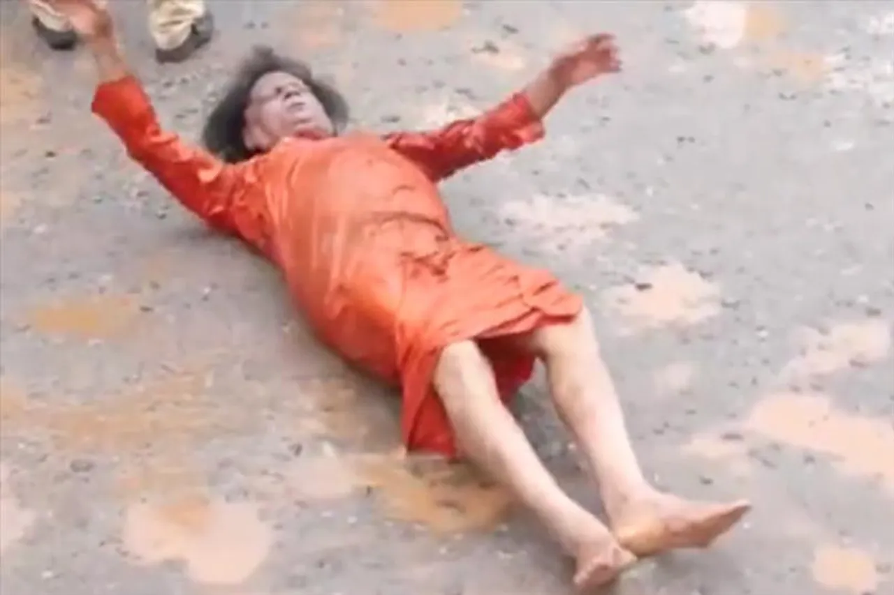 খানাখন্দে ভরা রাস্তায় গড়াচ্ছেন ব্যক্তি! রইলো ভিডিও