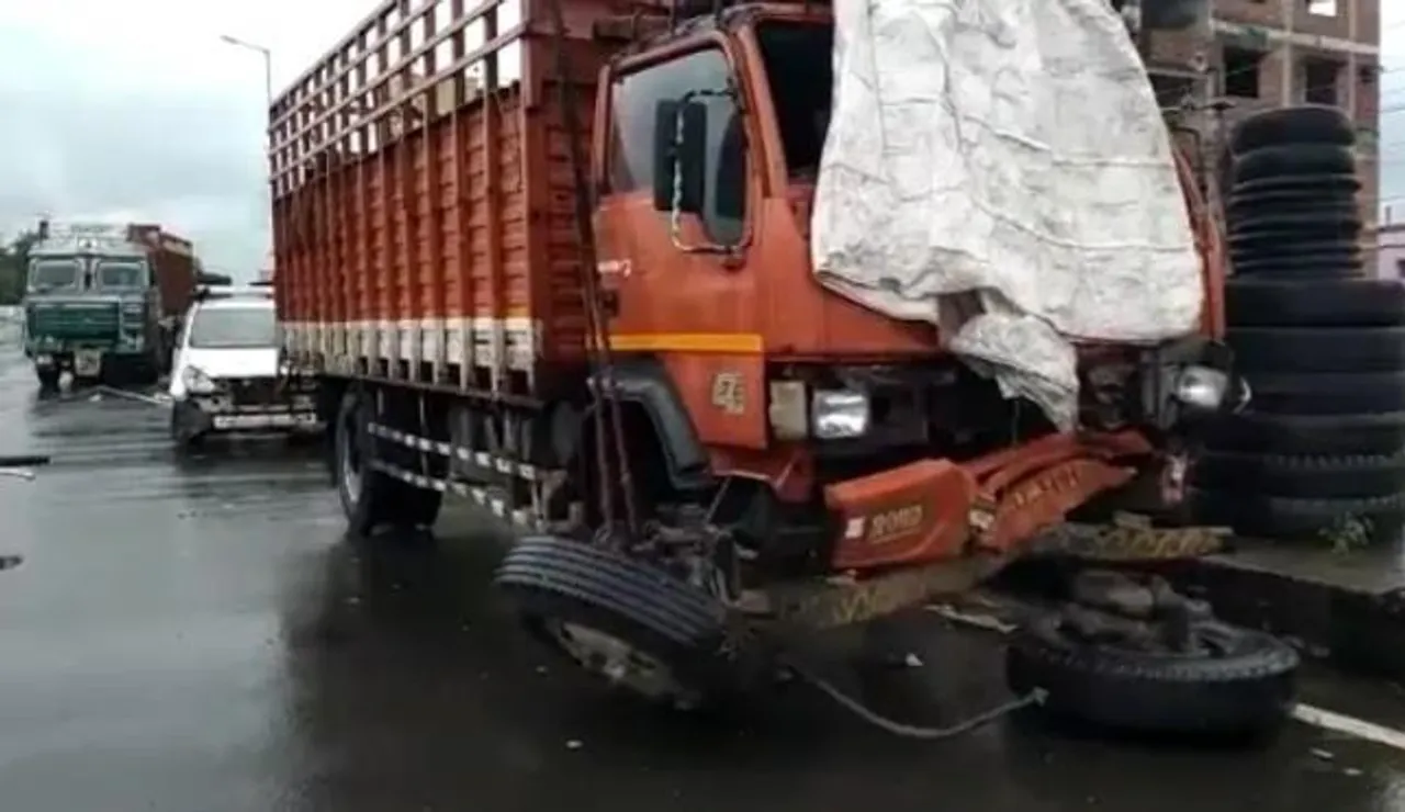 নিয়ন্ত্রণ হারিয়ে দুর্ঘটনার কবলে এক মালবাহী লরি