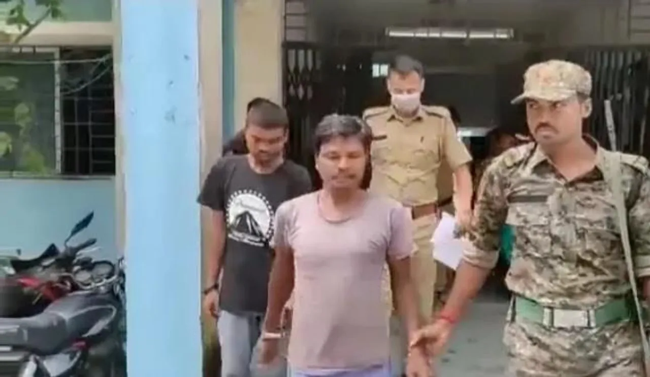 জঙ্গলে টহলদারির সময় বনকর্মীদের হাতে ধরা পড়ল দুই কাঠ পাচারকারী