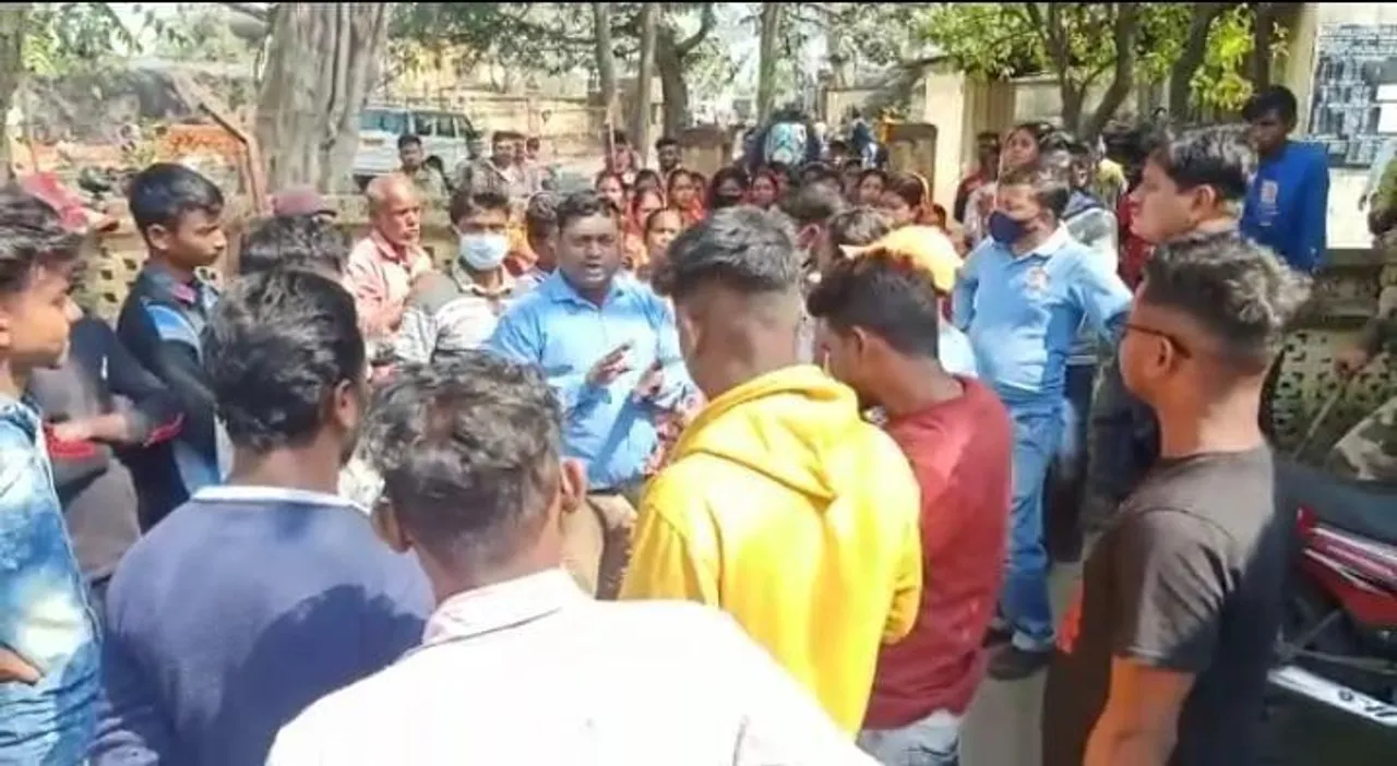 কয়লাখনির এজেন্ট ও ম্যানেজার কে ঘিরে বিক্ষোভ