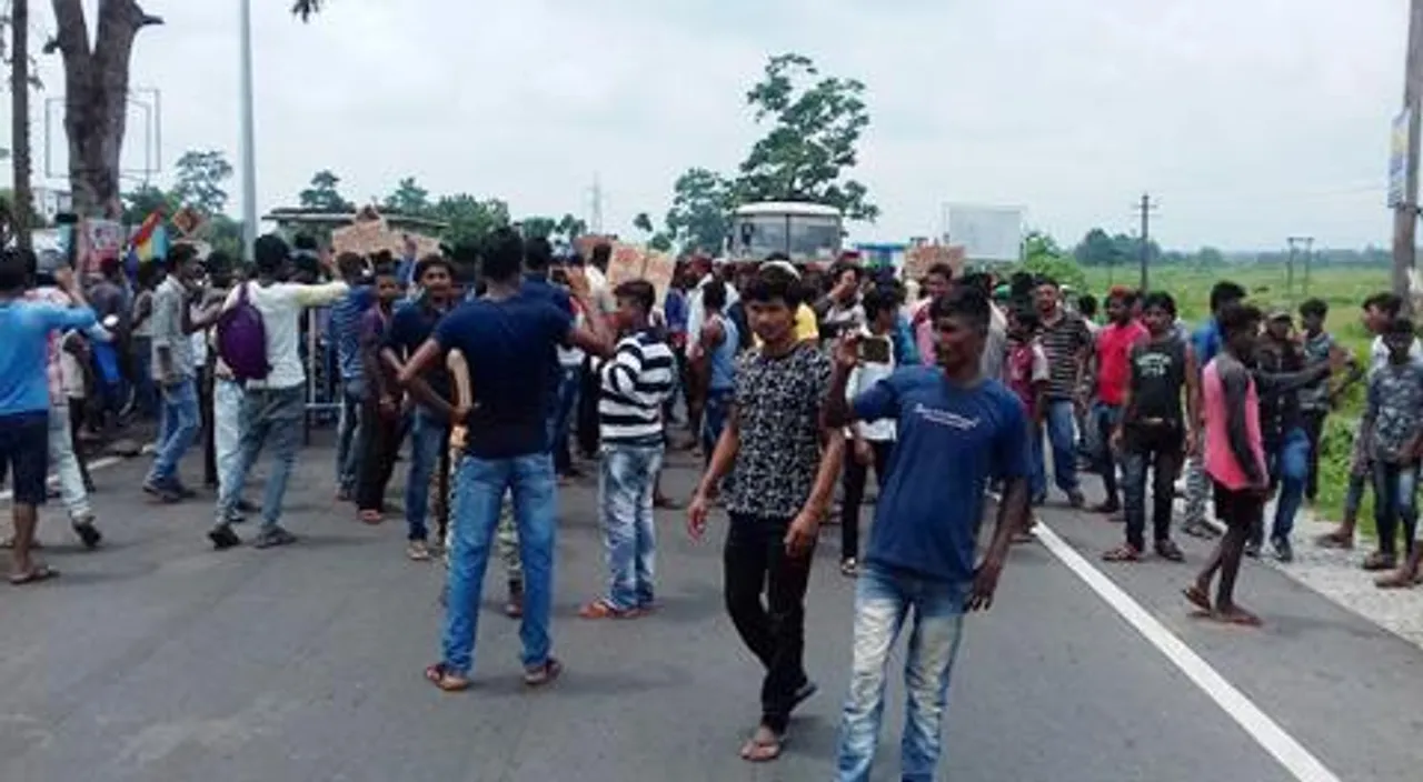 পথ অবরোধে সামিল শতাধিক বালি-পাথর তোলার শ্রমিক