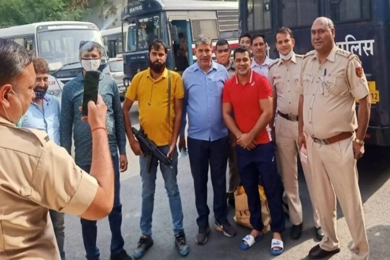 সুশীল কুমারের সঙ্গে পুলিশের সেলফি, ভাইরাল ছবি