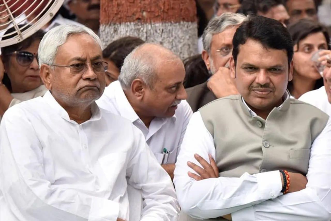 নীতীশকে কটাক্ষ ফড়নবিশের