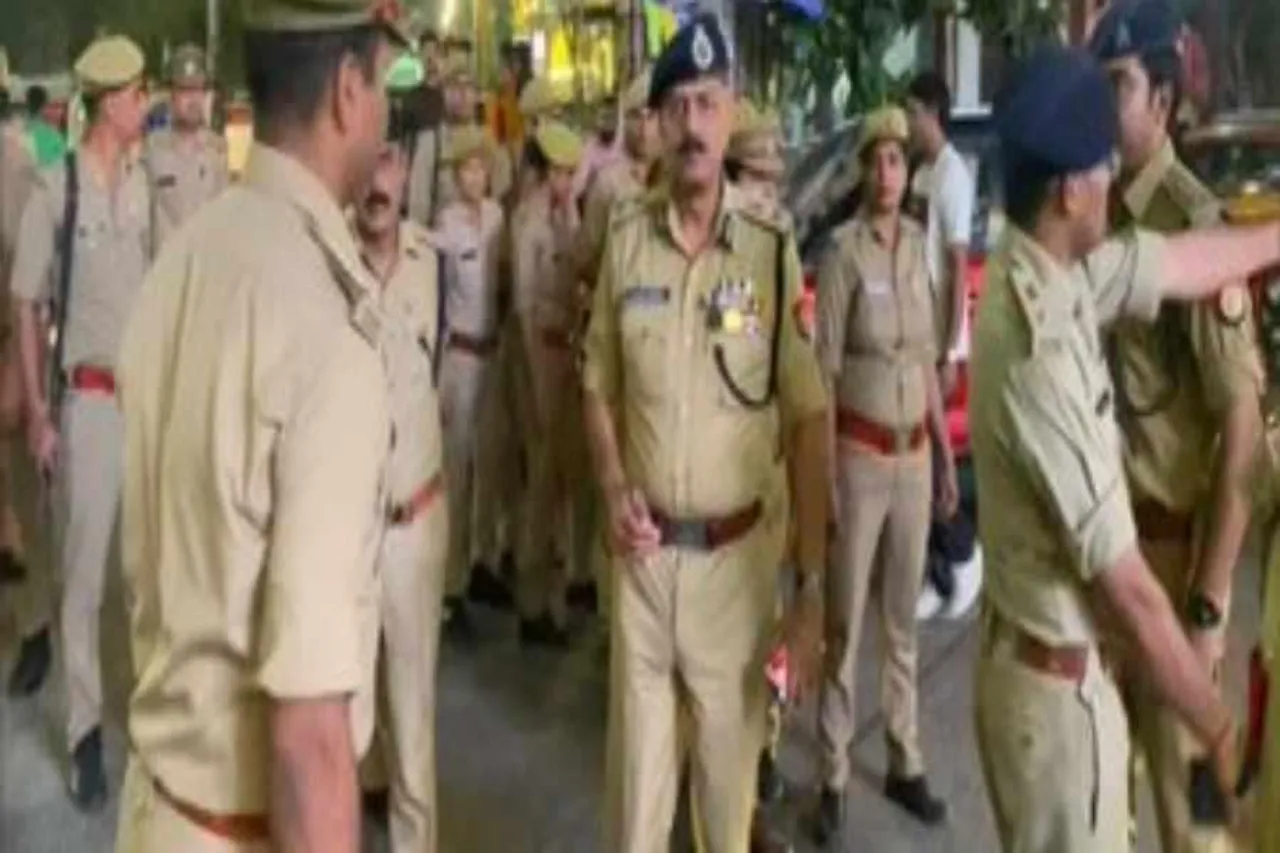 রাতে পুলিশের পদযাত্রা