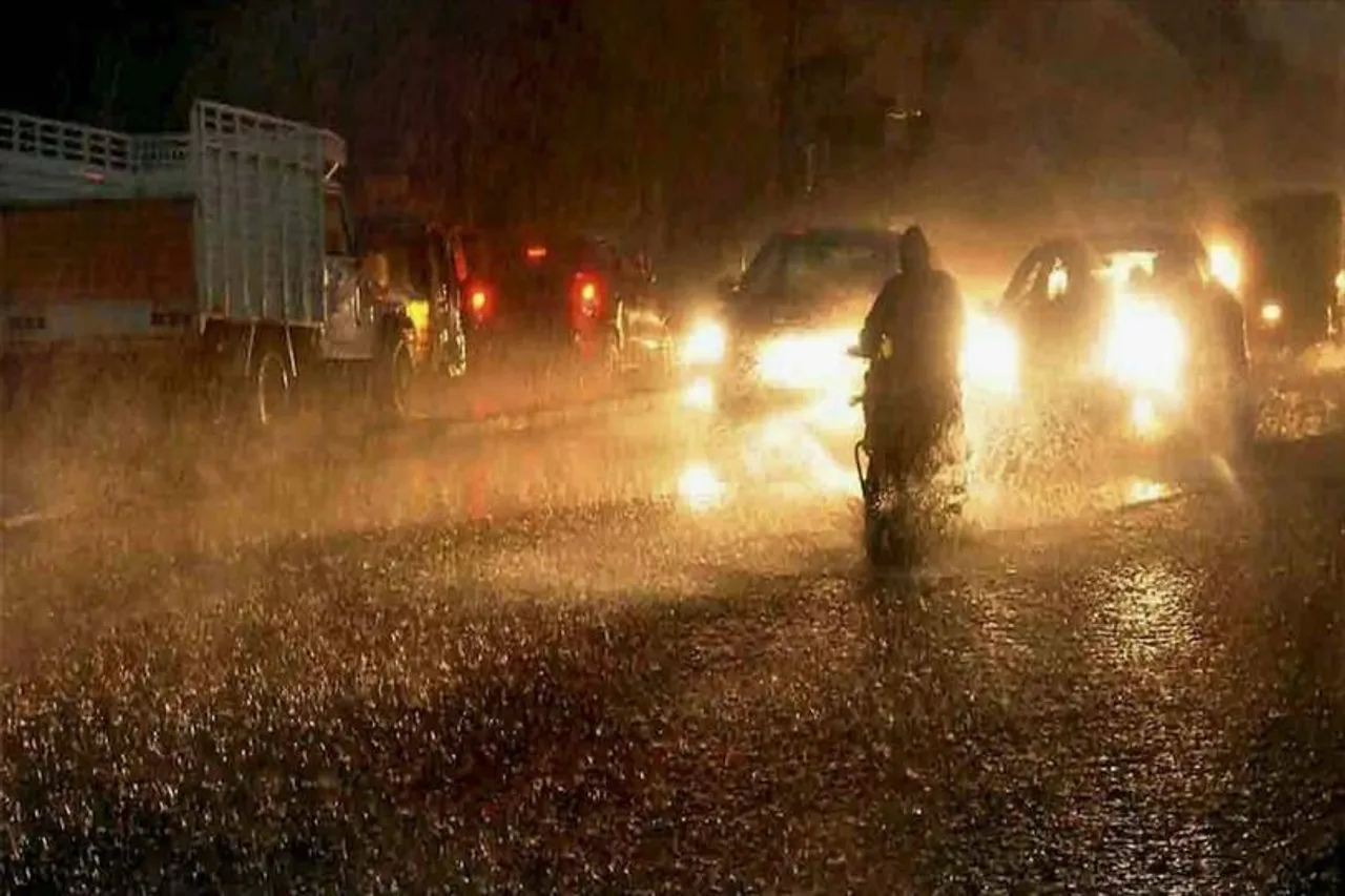 পুজোর মুখে কলকাতা-সহ দক্ষিণবঙ্গে বৃষ্টি