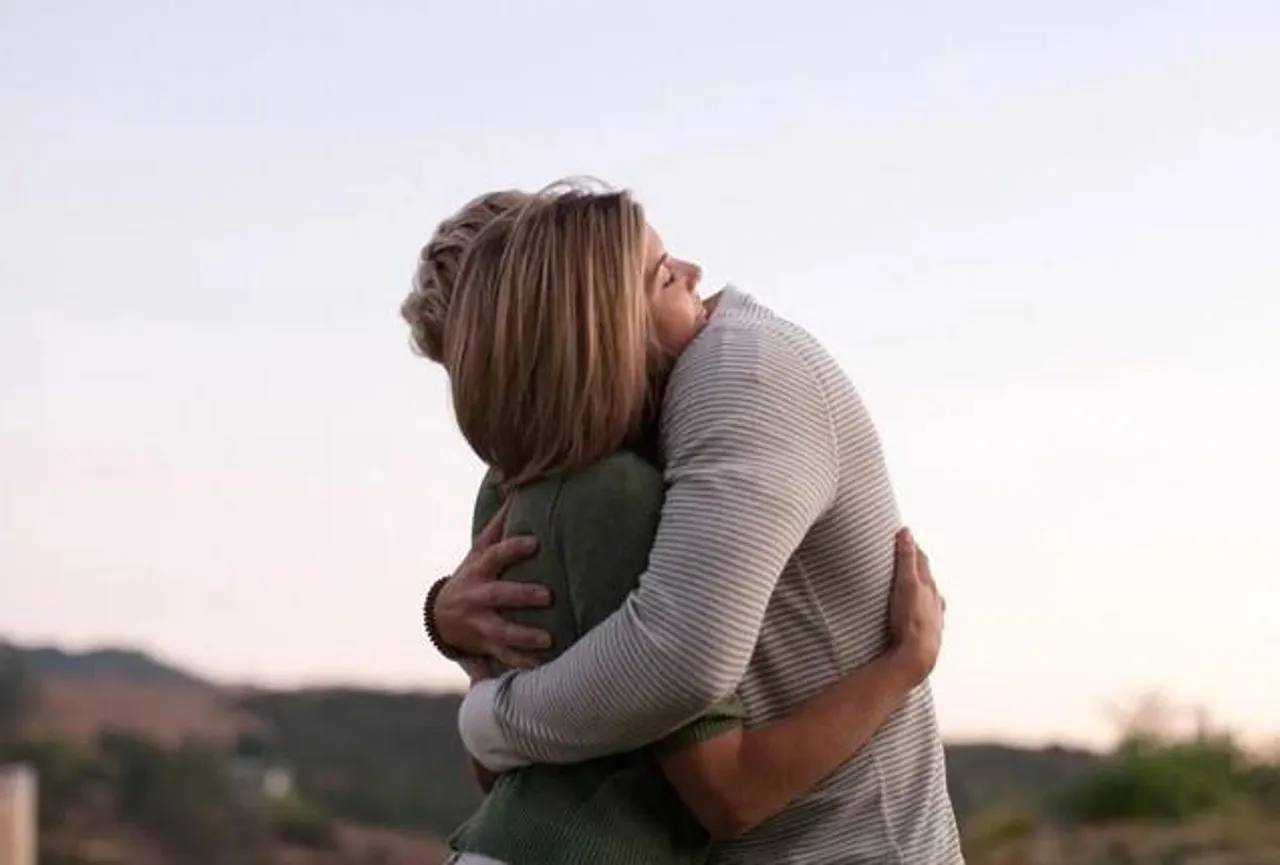 এই কায়দায় জড়িয়ে ধরুন মনের মানুষকে