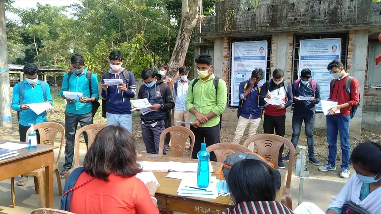 স্টুডেন্ট ক্রেডিট কার্ড নিয়ে পিংলা কলেজে সচেতনতা শিবির