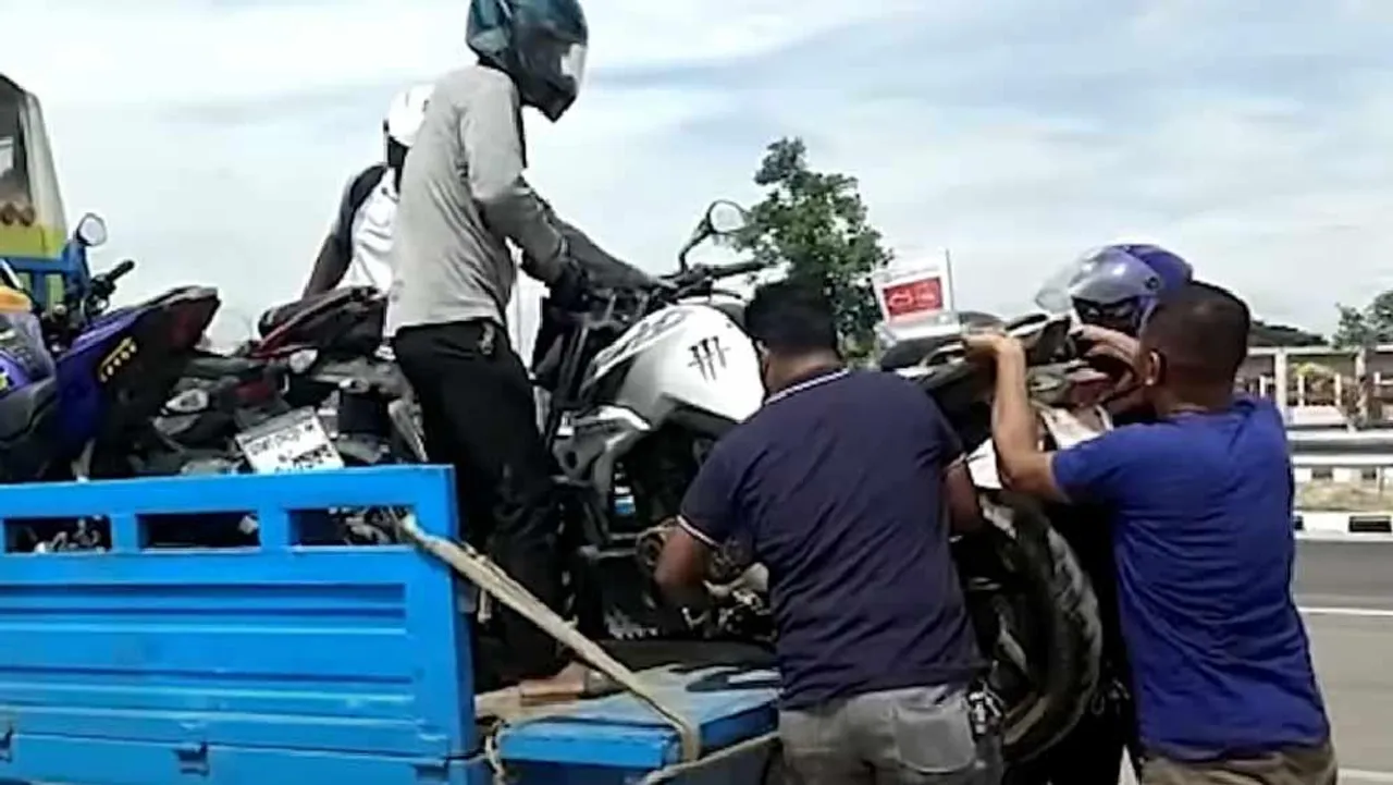 পদ্মাসেতুতে পিকআপ ভ্যানে বাইক চাপিয়ে চলছে আজব পারাপার