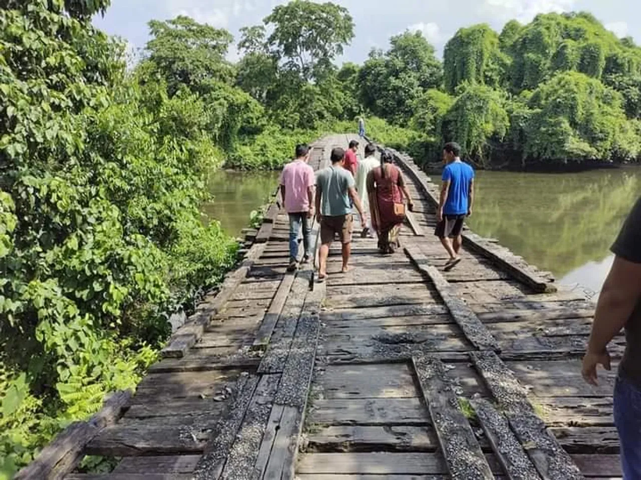 দীর্ঘদিন ধরে ভগ্ন দশায় কাঠের সেতু, বিপাকে বাসিন্দারা