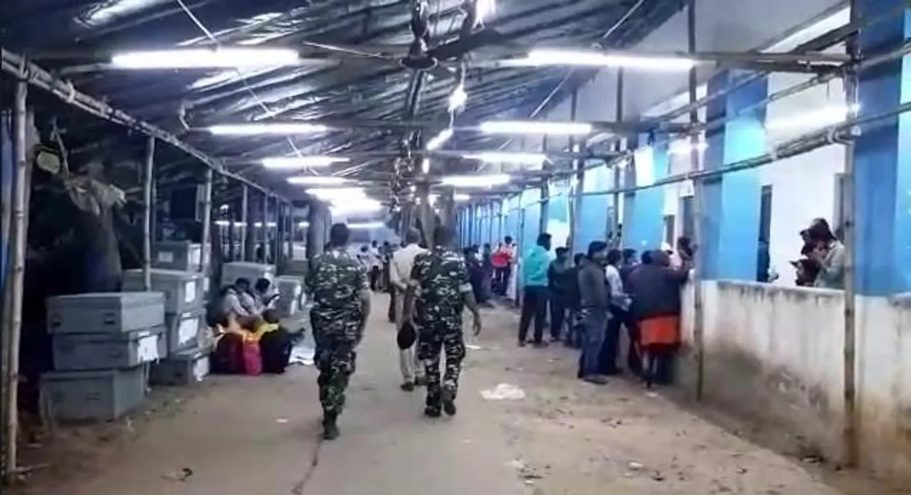 ভোট গ্রহণ পর্ব শেষ হতেই কড়া নিরাপত্তায় ইভিএম নিয়ে যাওয়া হল স্ট্রং রুমে